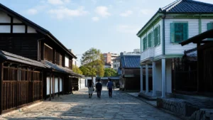 和洋の建物が並ぶ出島の歴史街路を想起させる編集イメージ
