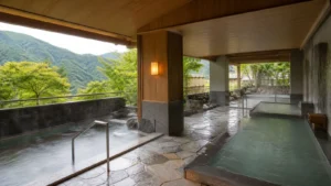 定山渓の山並みを望む無人のホテル露天風呂の編集イメージ