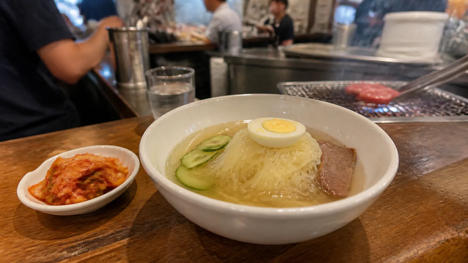 透き通ったスープと麺、具材を盛り付けた盛岡冷麺