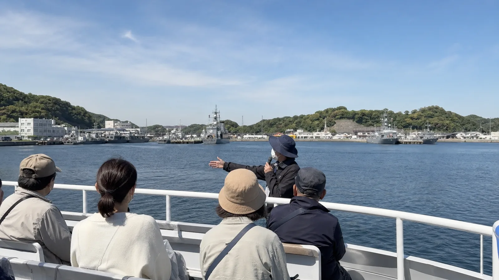 横須賀の観光船から穏やかな港と船を眺める編集イメージ