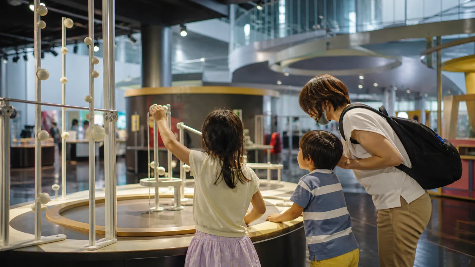 科学展示を親子で試している様子を表した編集イメージ