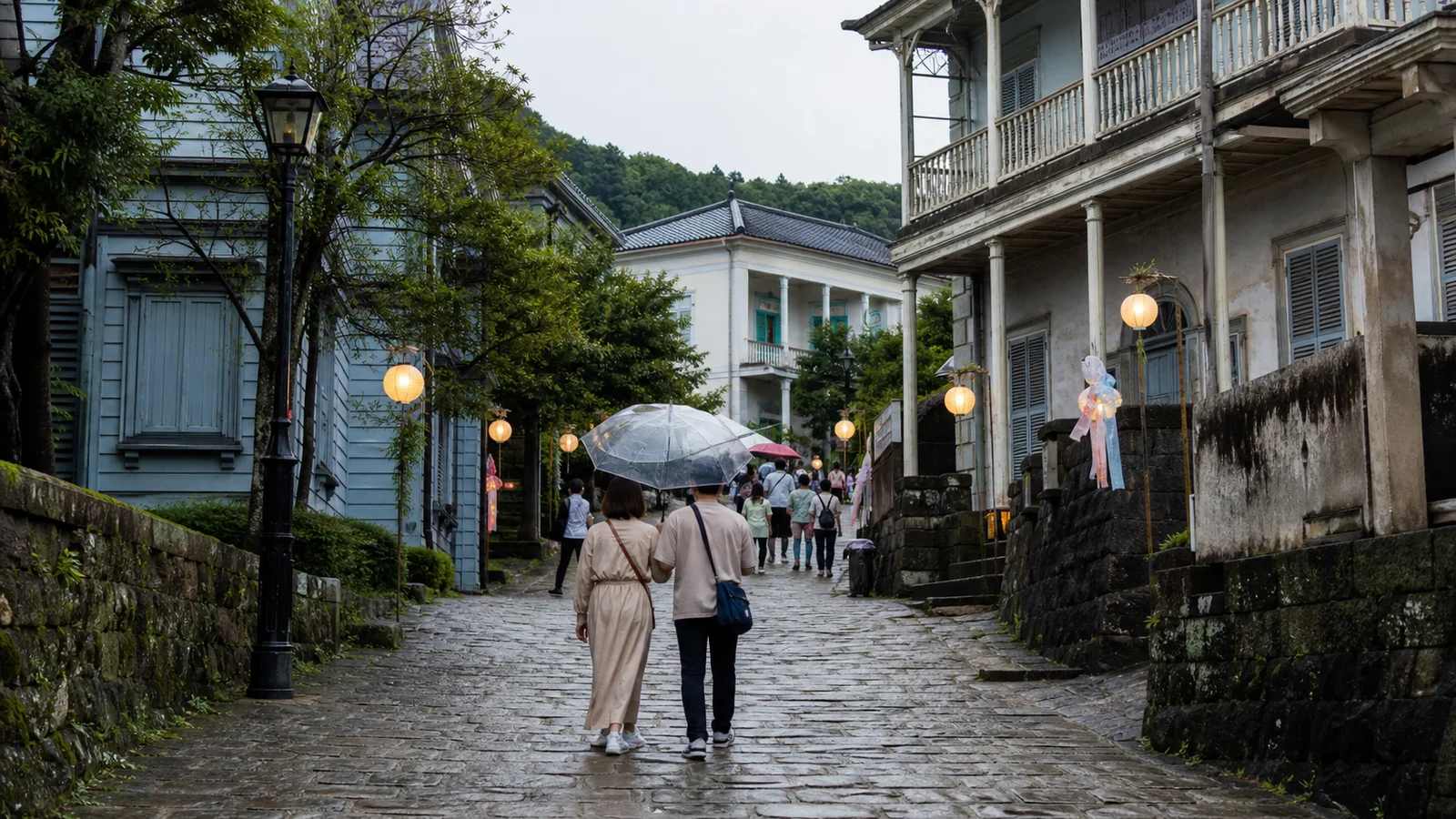 長崎の洋館が並ぶ坂道を秋に歩く旅行者
