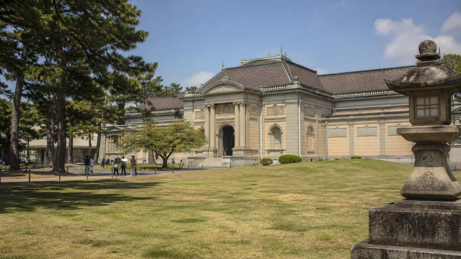 奈良公園の緑越しに奈良国立博物館を望む様子を表した編集イメージ