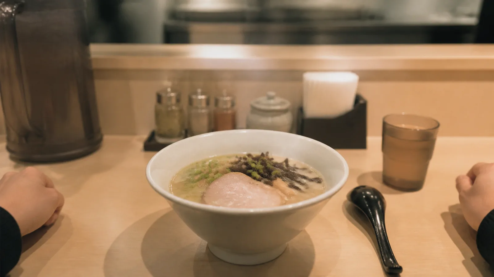 旭川駅近くのラーメン店で親子が一杯を待つ様子を表した編集イメージ