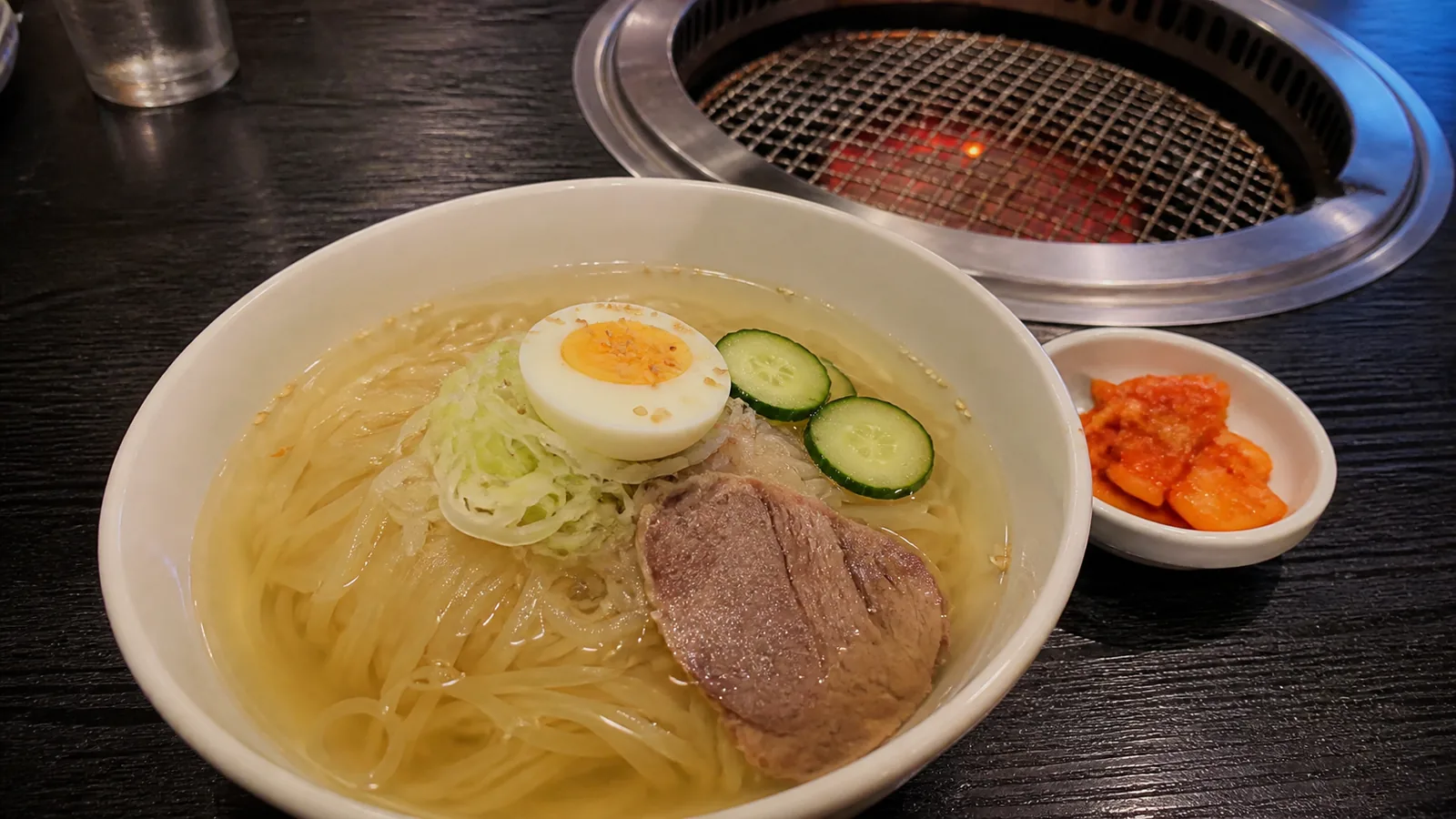 盛岡中心街の昔ながらの焼肉店を思わせる卓上の冷麺
