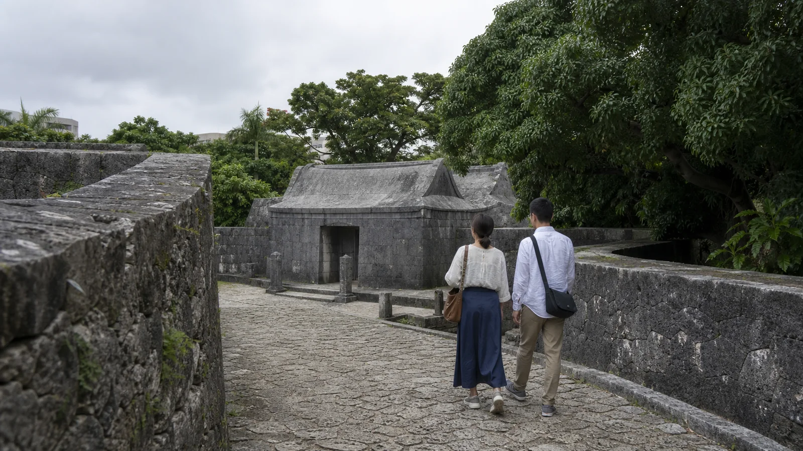 琉球石灰岩の陵墓を静かに見学する旅行者