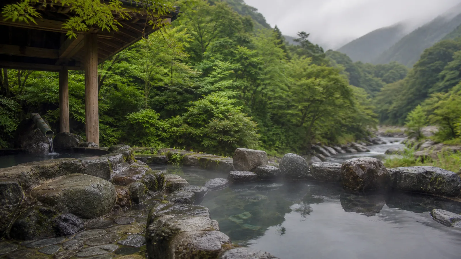 箱根の山と渓流を望む空の露天風呂の編集イメージ