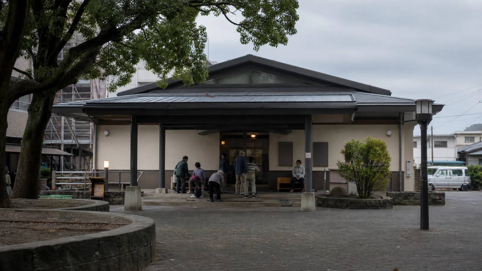 別府駅近くの共同浴場を思わせる入口へ向かう旅行者