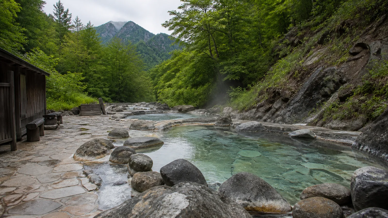 北海道の深い森と岩山に囲まれた無人の大露天風呂の編集イメージ