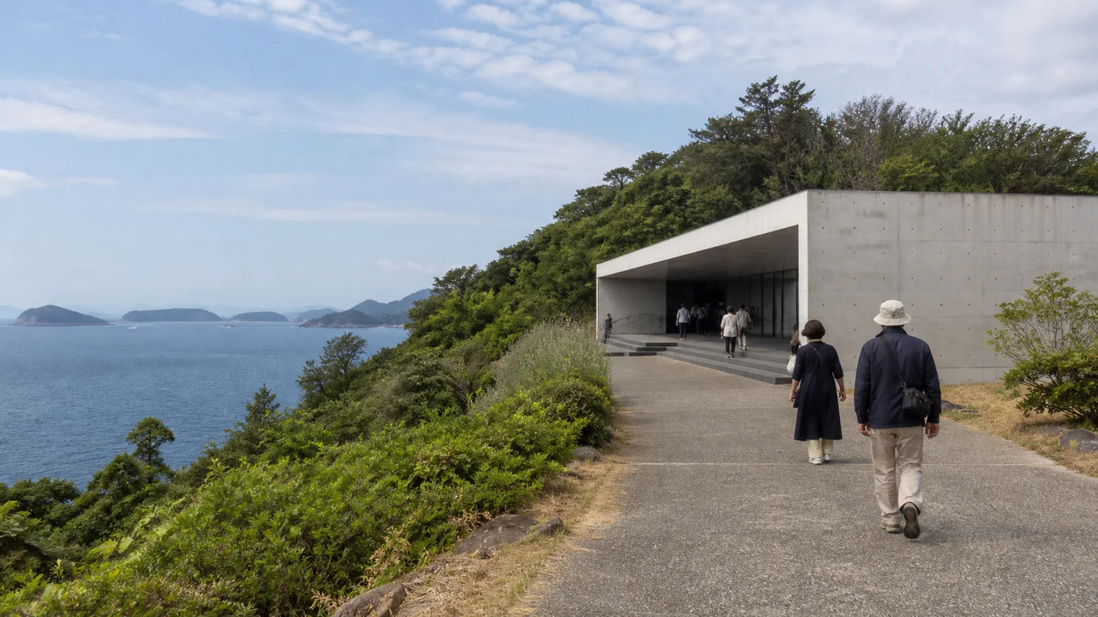 海を望む岬の歴史博物館へ向かう旅行者