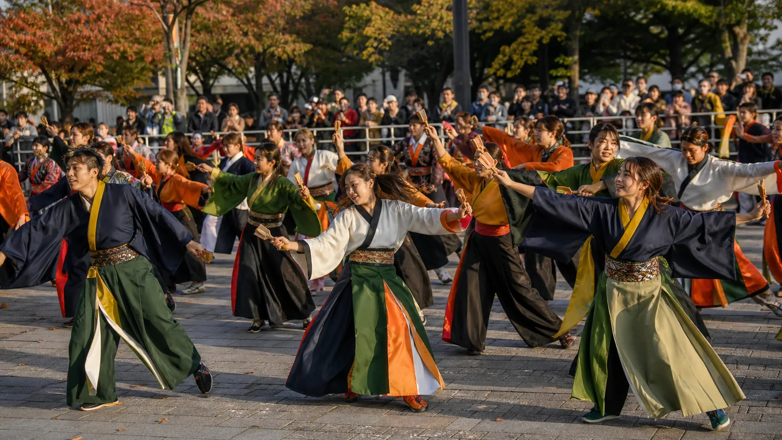 佐世保の屋外会場で色鮮やかな群舞を見る観客