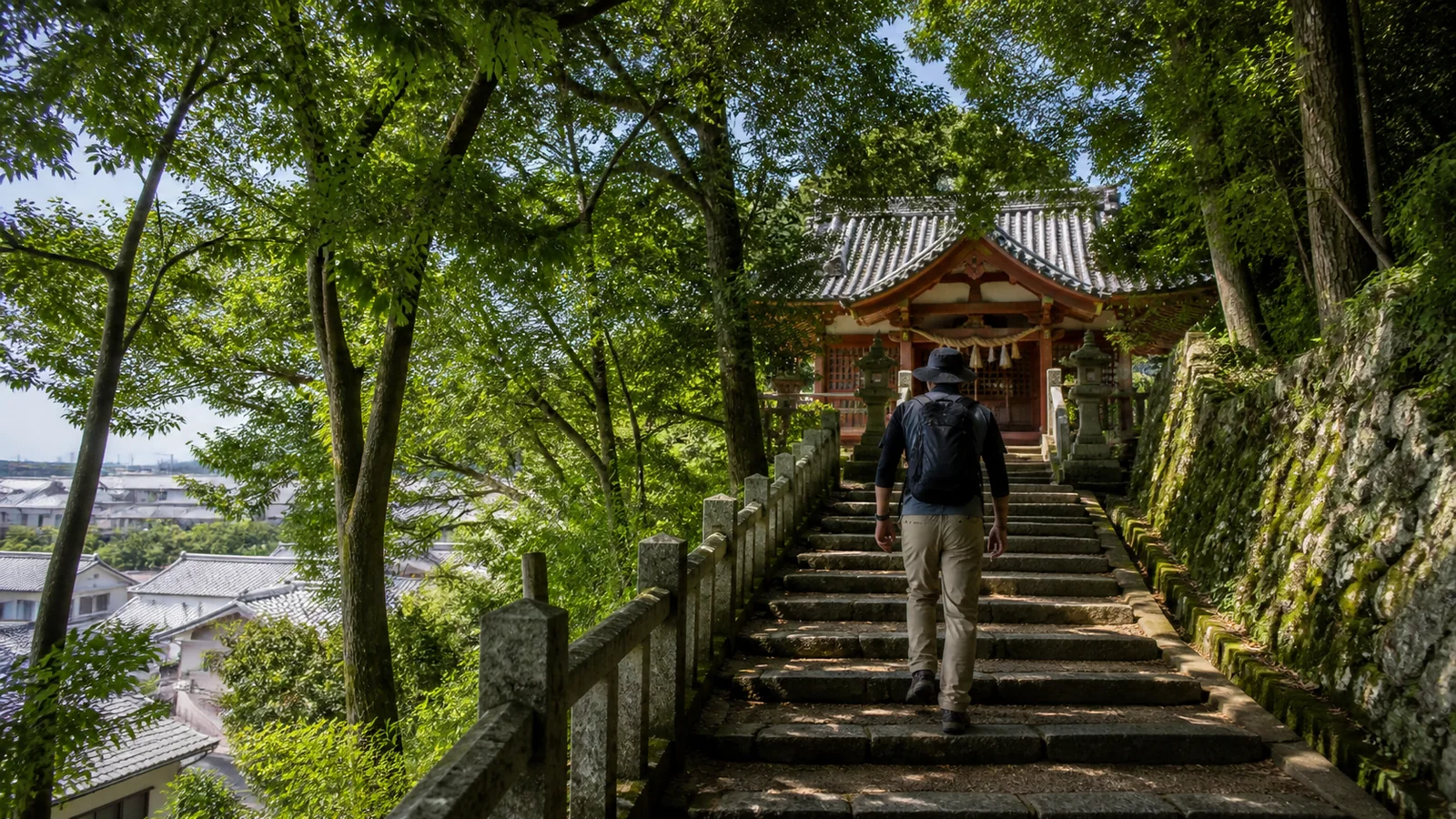 緑に包まれた石段を上り阿智神社を思わせる社殿へ向かう旅行者