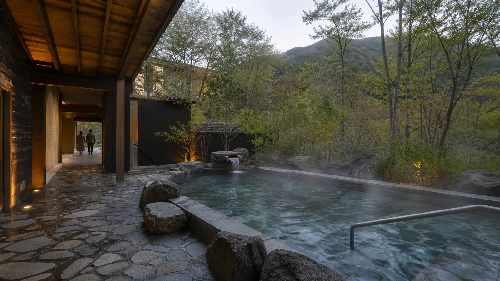 箱根の森に面した広い日帰り温泉の露天風呂の編集イメージ