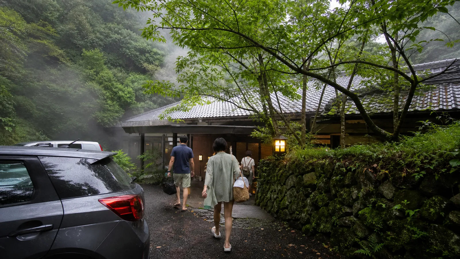 別府郊外の緑に囲まれた温泉施設を思わせる建物へ向かう旅行者