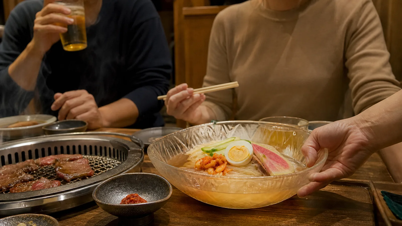 盛岡中心街の焼肉居酒屋を思わせる卓上に運ばれた冷麺