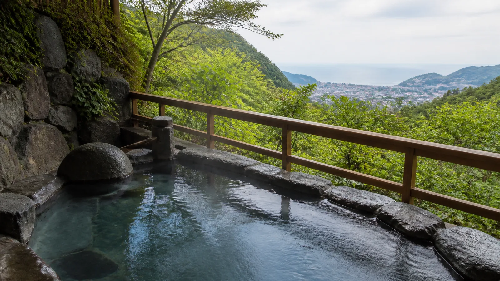 伊東の山あいから海を望む無人の貸切露天風呂を表した編集イメージ