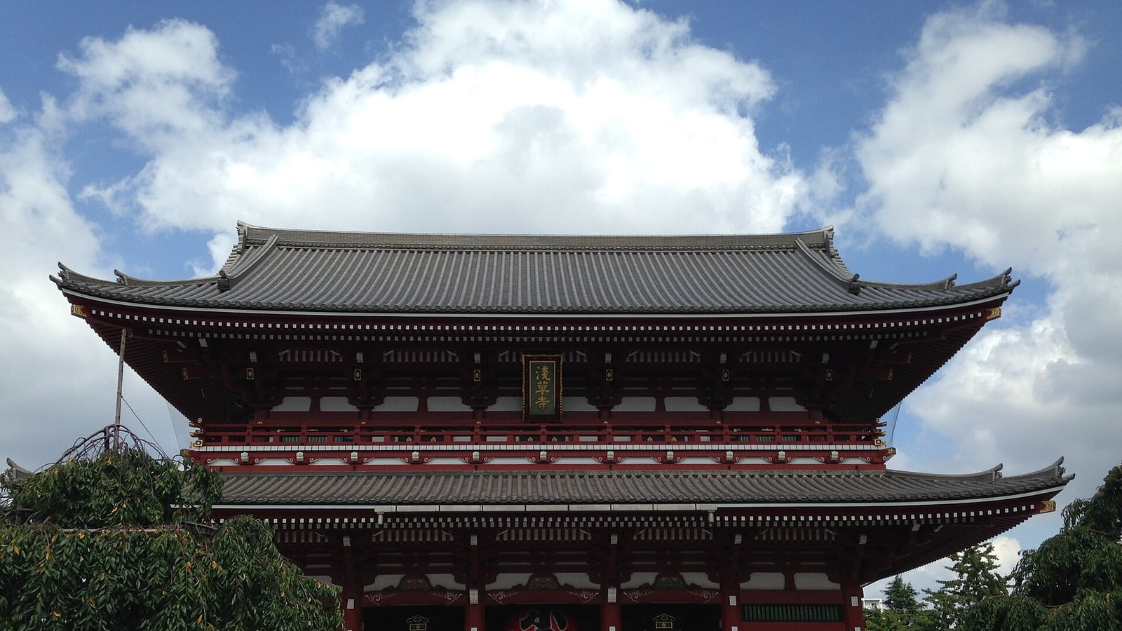 青空の下に立つ浅草寺の宝蔵門