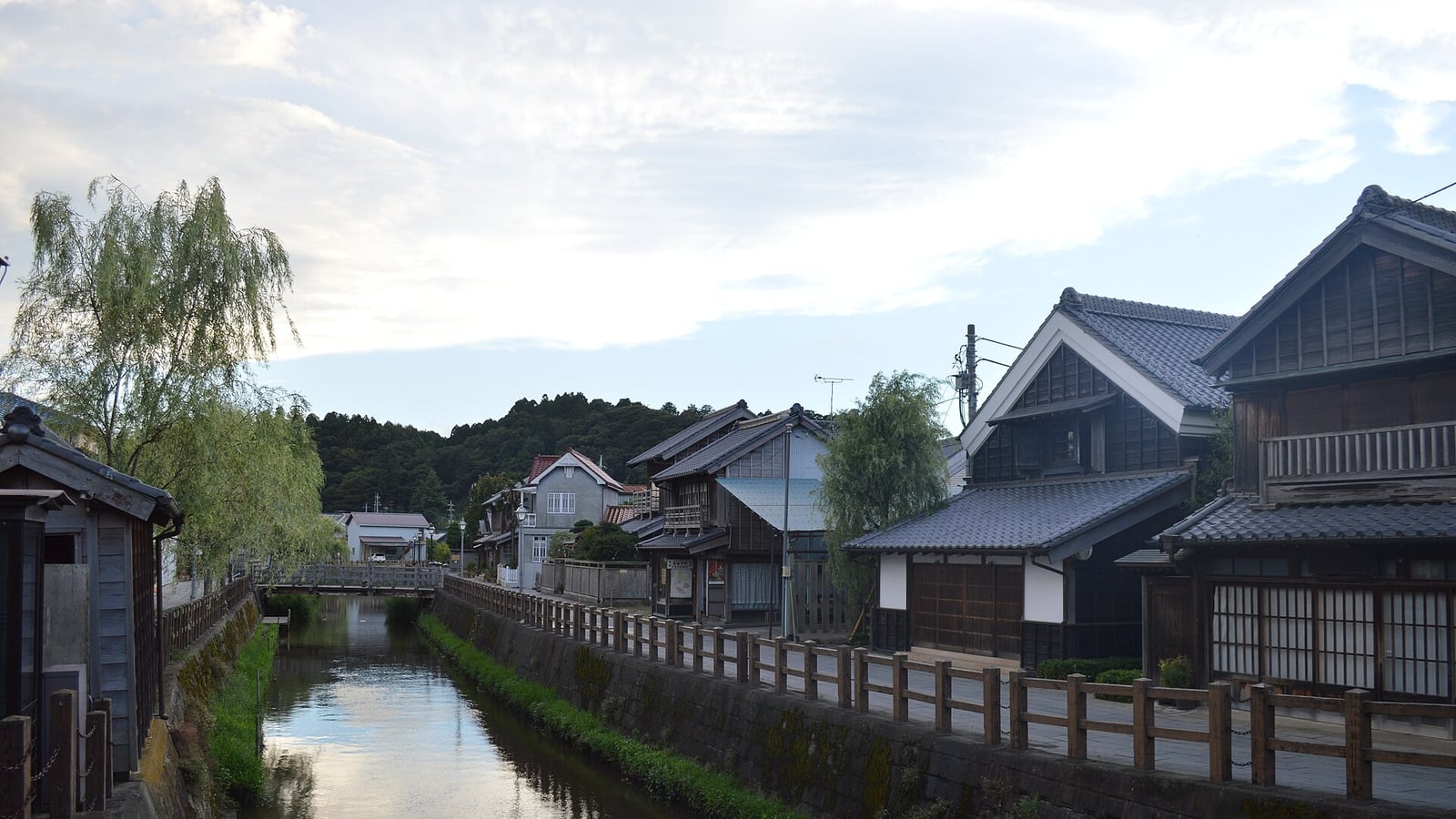 佐原の小野川沿いに残る伝統的な建物と柳並木