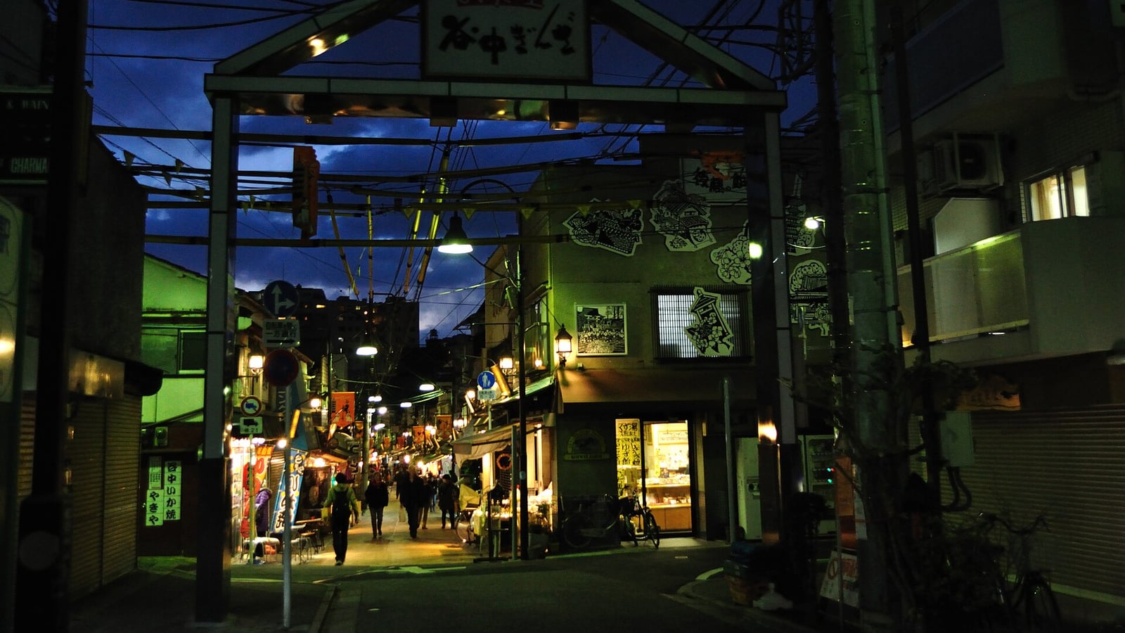 夕暮れの谷中銀座商店街の入口と店が並ぶ通り