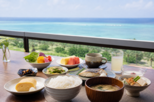 沖縄の海を望むテラスに並ぶ和朝食