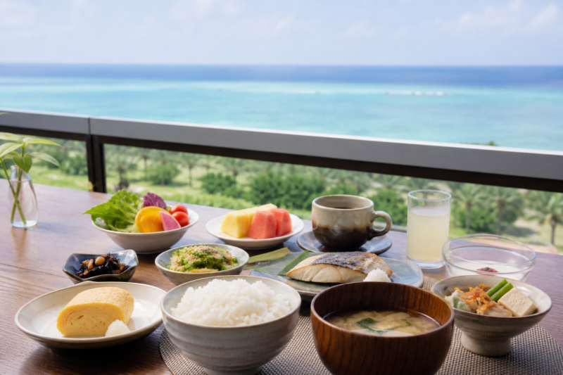 沖縄の海を望むテラスに並ぶ和朝食