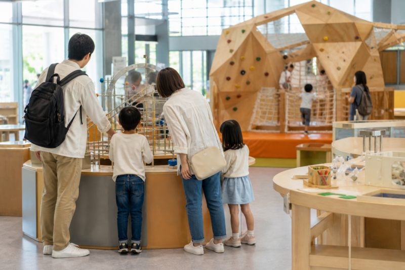 大阪の屋内体験施設で科学展示を楽しむ親子