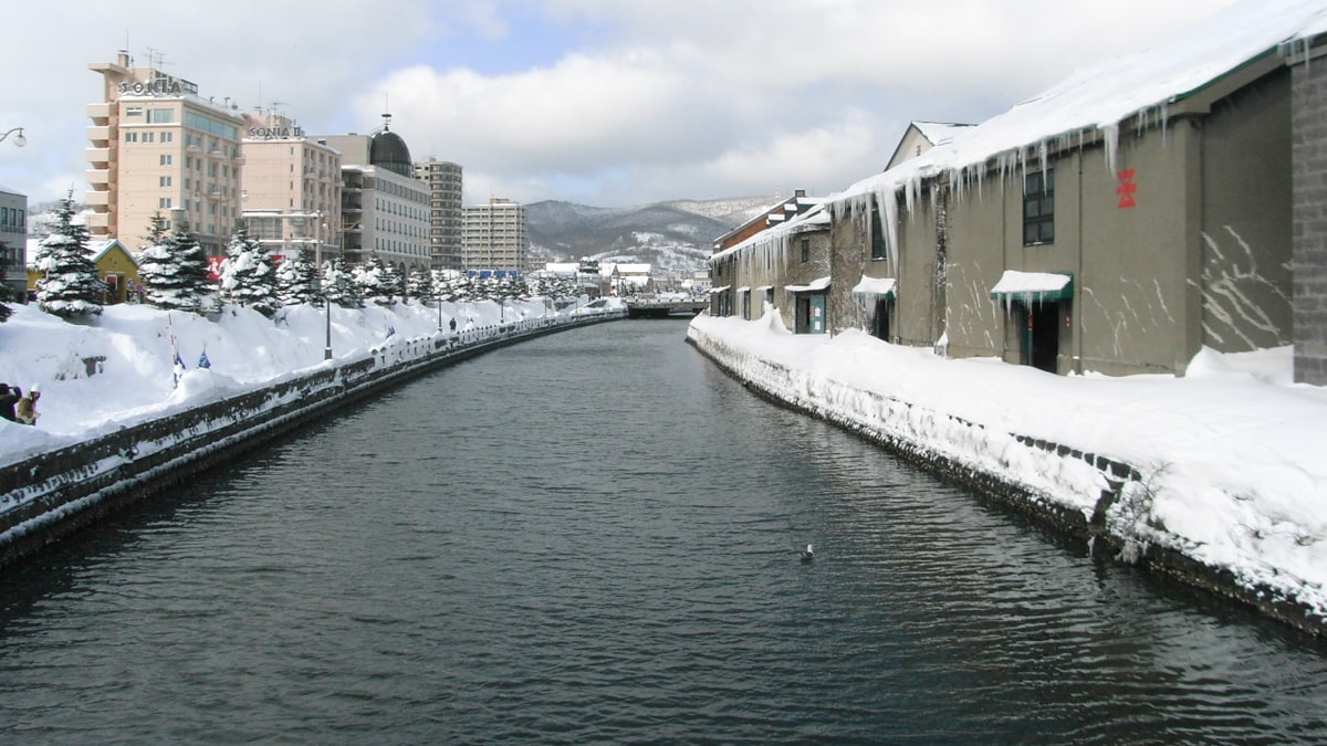 浅草橋から見た雪景色の小樽運河と石造倉庫群