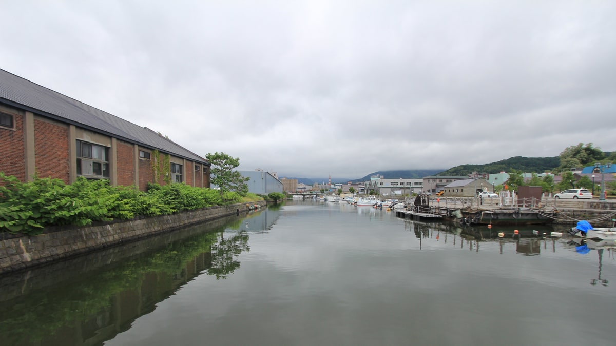 幅の広い水面に小船が係留された小樽市の北運河