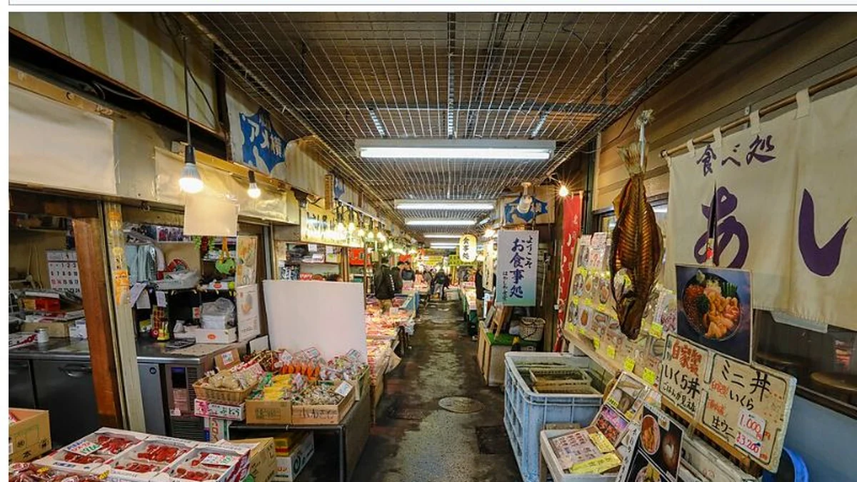 小樽駅近くの三角市場に並ぶ海鮮店の通路