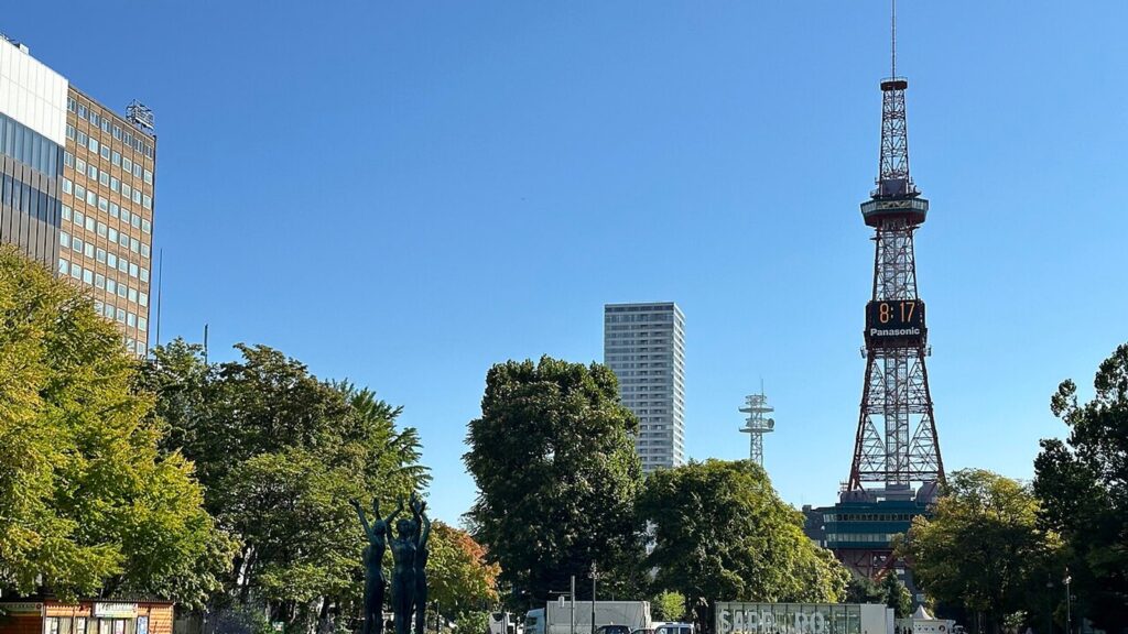 青空の下で緑に囲まれた大通公園とさっぽろテレビ塔