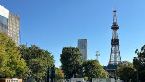 青空の下で緑に囲まれた大通公園とさっぽろテレビ塔