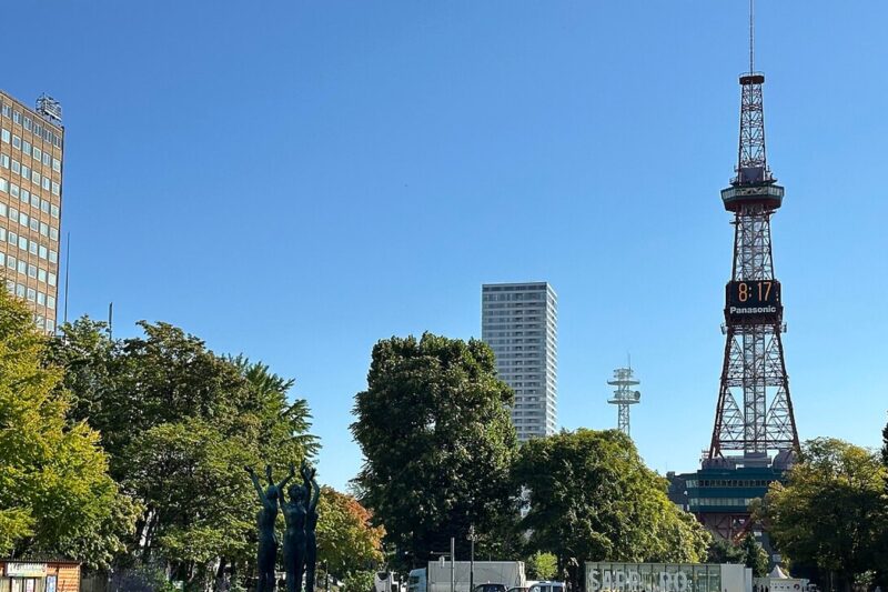 青空の下で緑に囲まれた大通公園とさっぽろテレビ塔