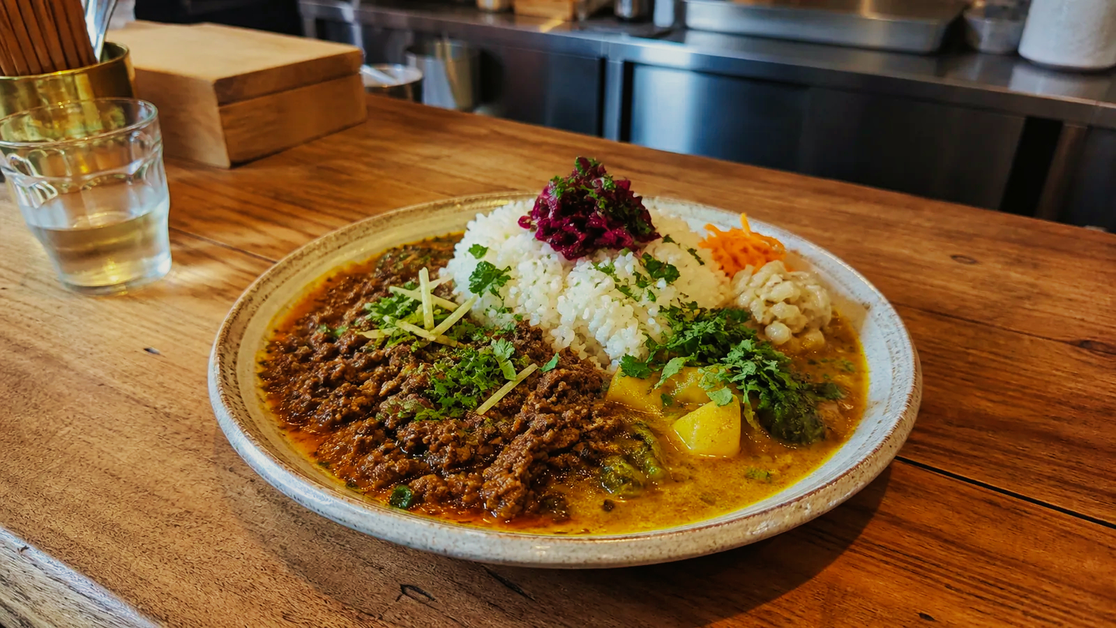 北浜の小さなカレー店で香り豊かなスパイスカレーを味わう場面の編集イメージ