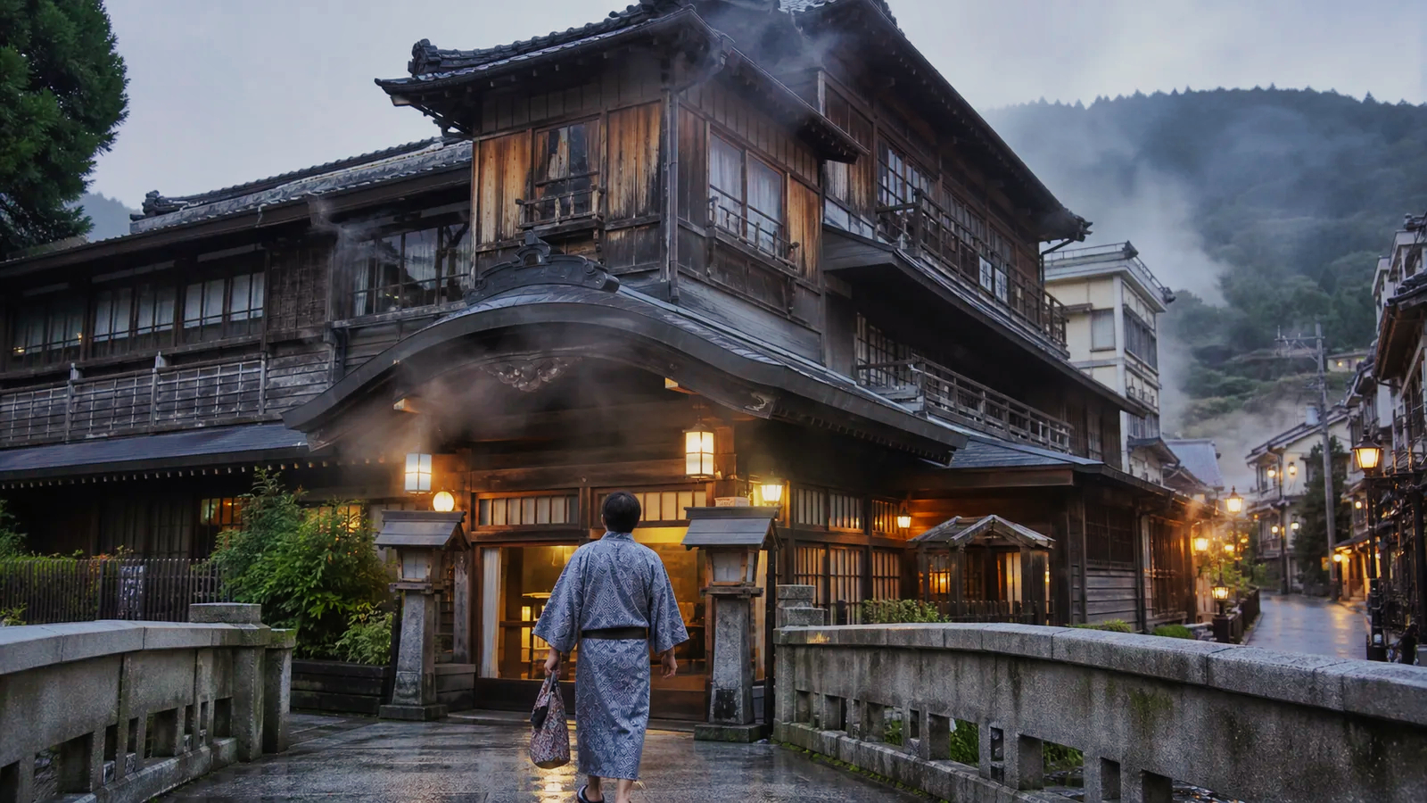 歴史ある木造の温泉館へ朝に向かう浴衣姿の旅行者