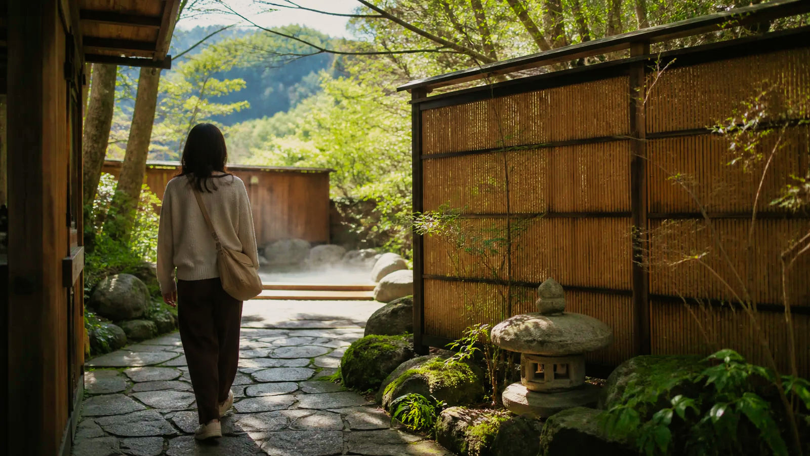 箱根の森に囲まれた日帰り温泉へ向かう旅行者の編集イメージ