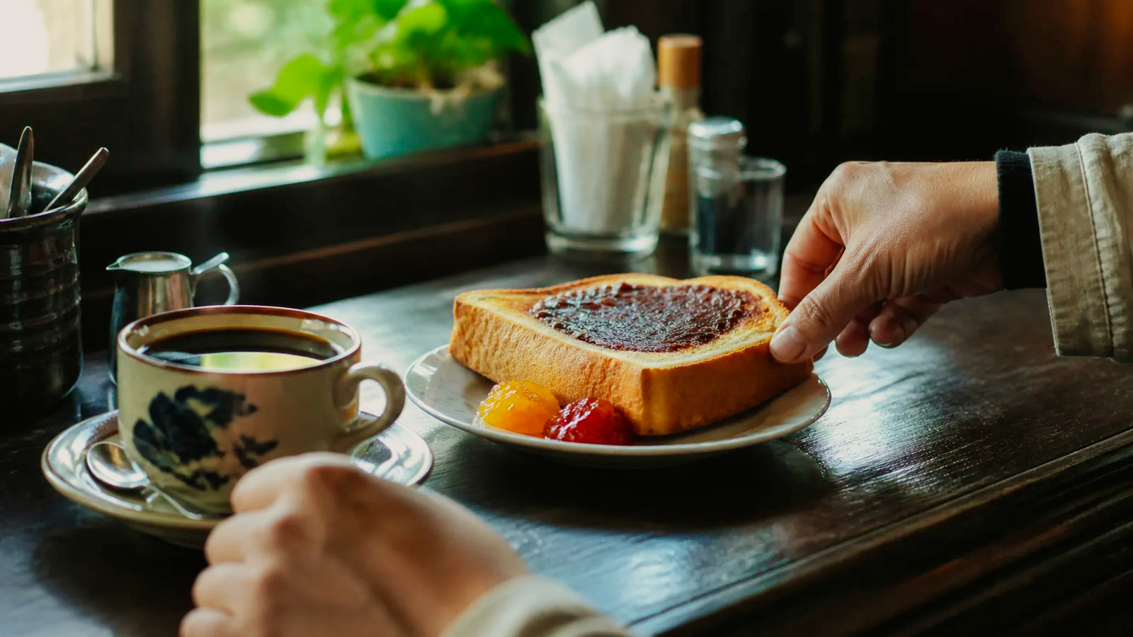 小倉と果実の味を添えたトーストとコーヒーの朝食