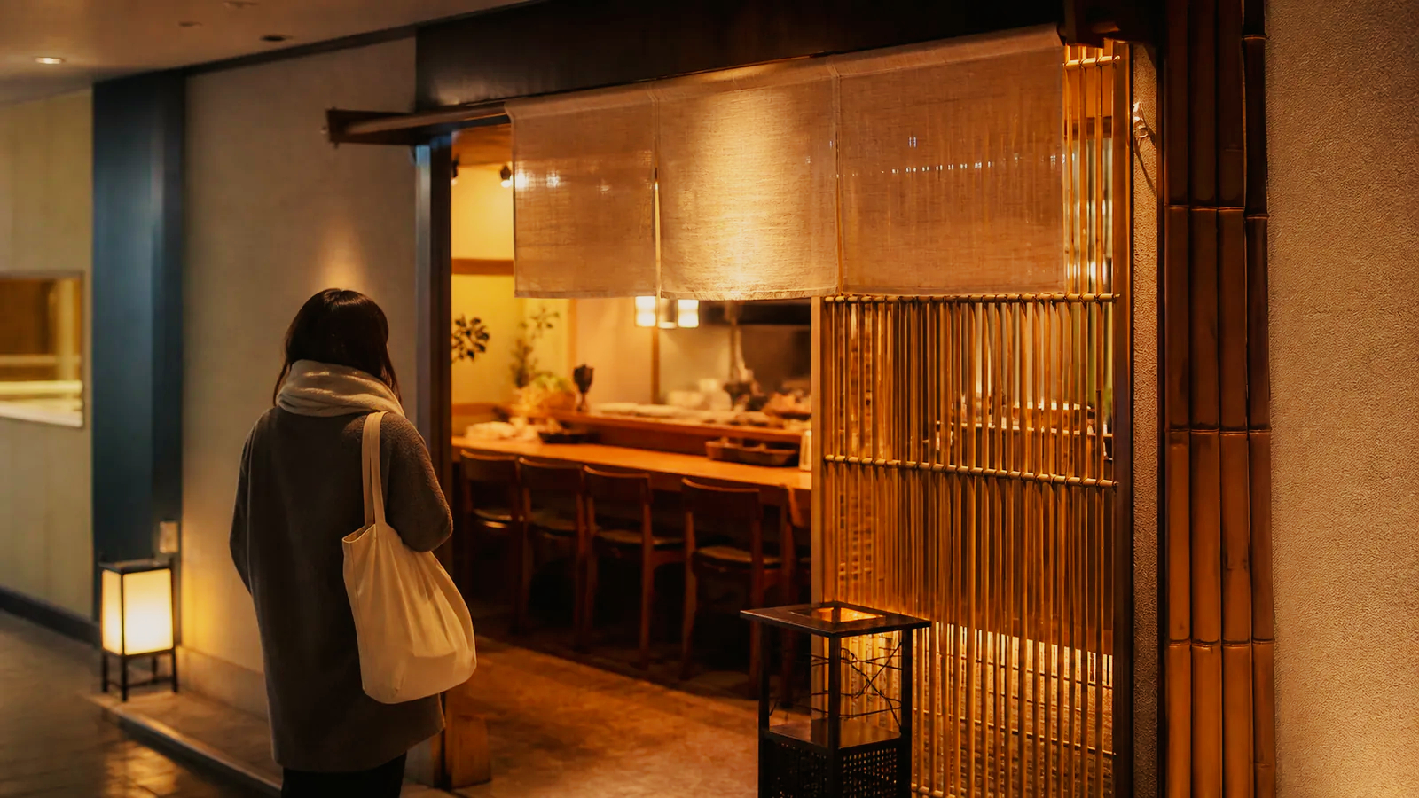 金沢駅直結の飲食街にある和風おでん店へ入る旅行者の編集イメージ