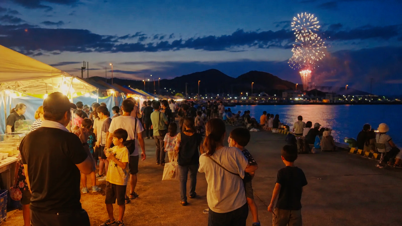 北海道の港町を思わせる会場で花火を見る家族