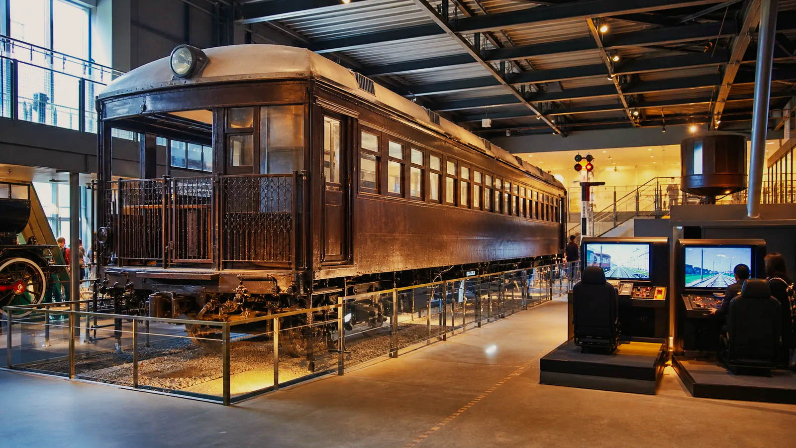 保存鉄道車両と運転体験コーナーがある鉄道博物館を家族で見学する編集イメージ