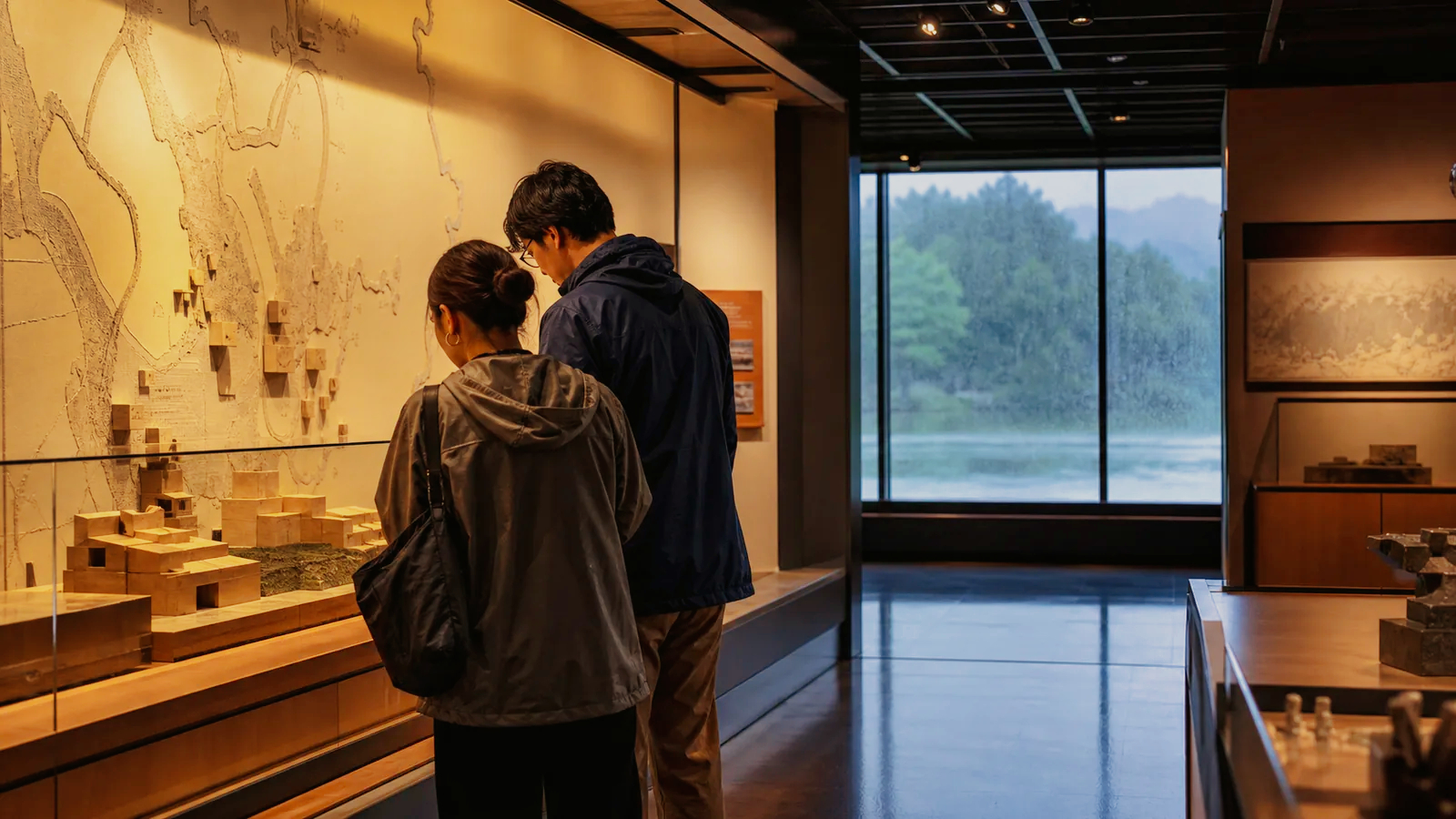 雨の日に城下町の歴史展示を見学する旅行者の編集イメージ