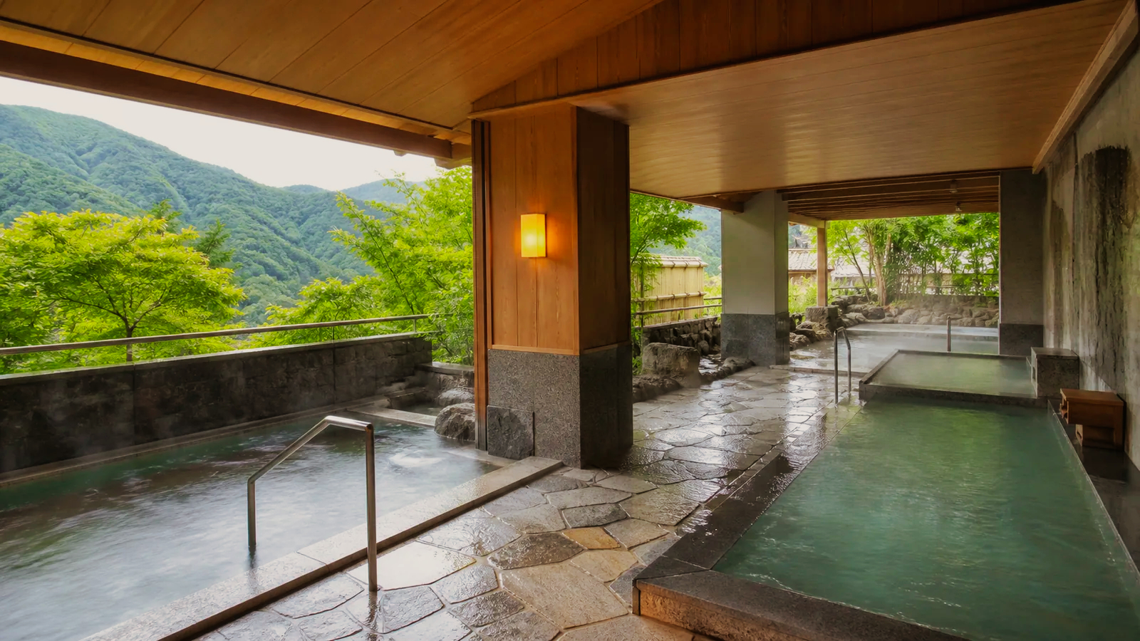 定山渓の山並みを望む無人のホテル露天風呂の編集イメージ