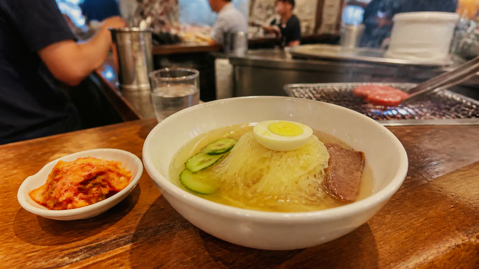 透き通ったスープと麺、具材を盛り付けた盛岡冷麺