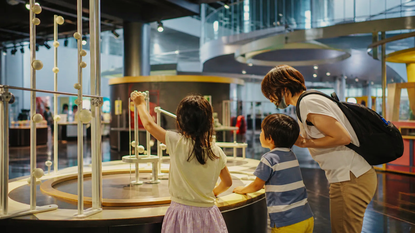 科学展示を親子で試している様子を表した編集イメージ