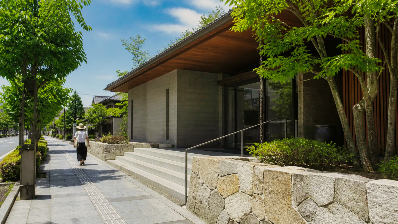 松本の城下町にある現代的な博物館へ歩く旅行者の編集イメージ