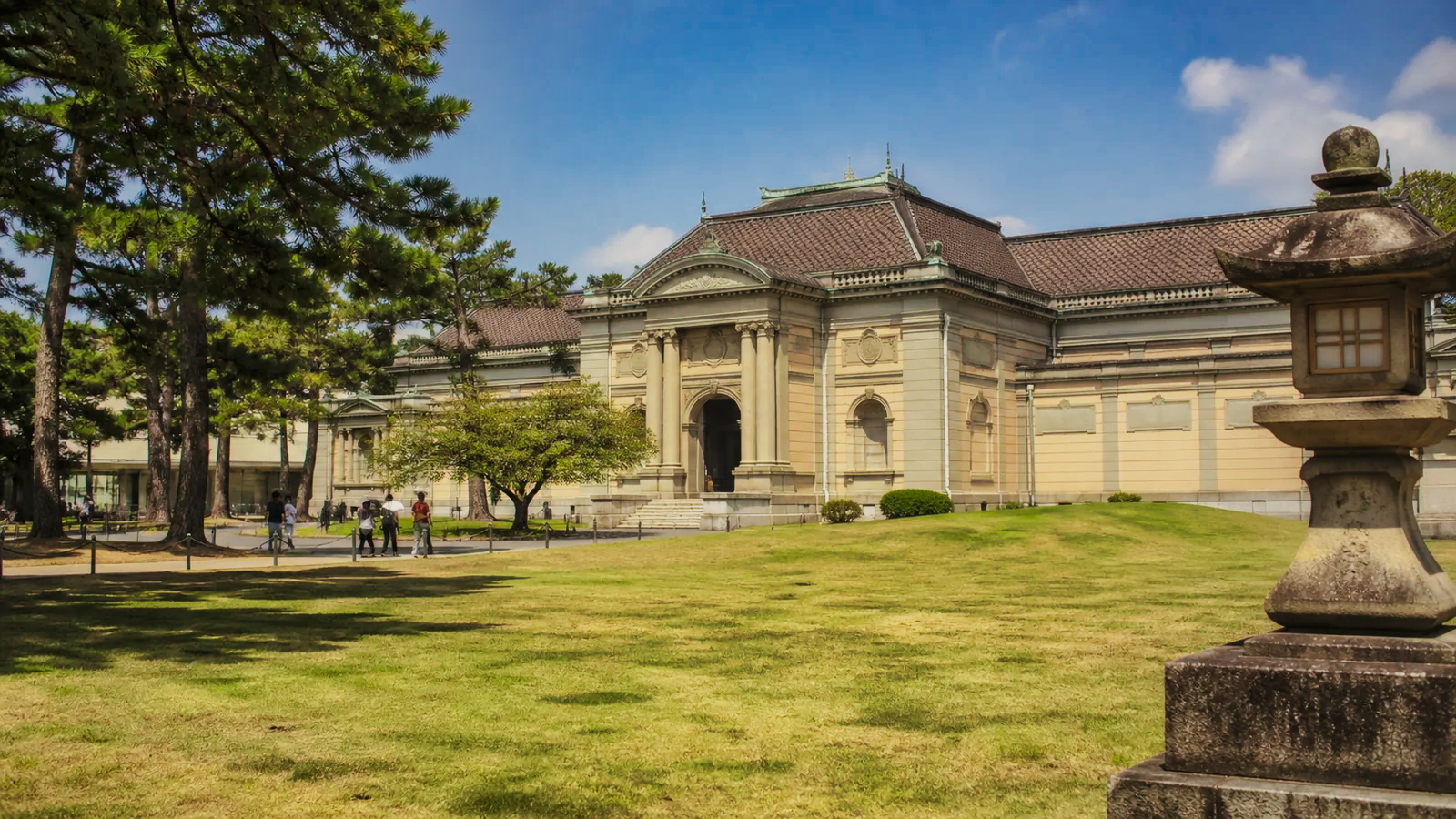 奈良公園の緑越しに奈良国立博物館を望む様子を表した編集イメージ