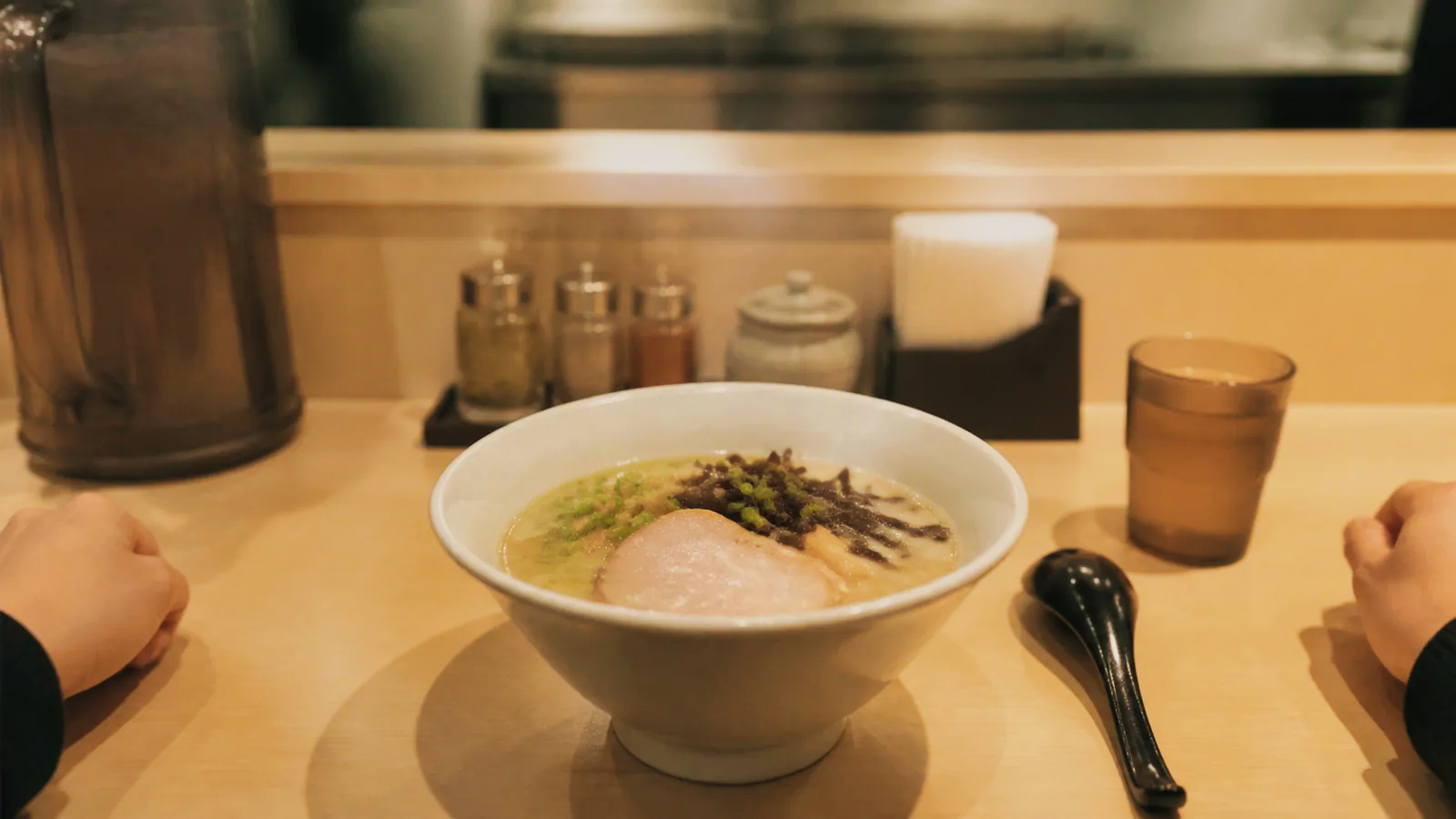 旭川駅近くのラーメン店で親子が一杯を待つ様子を表した編集イメージ