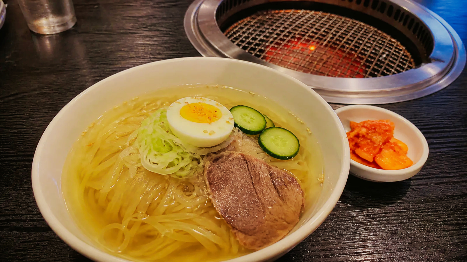 盛岡中心街の昔ながらの焼肉店を思わせる卓上の冷麺