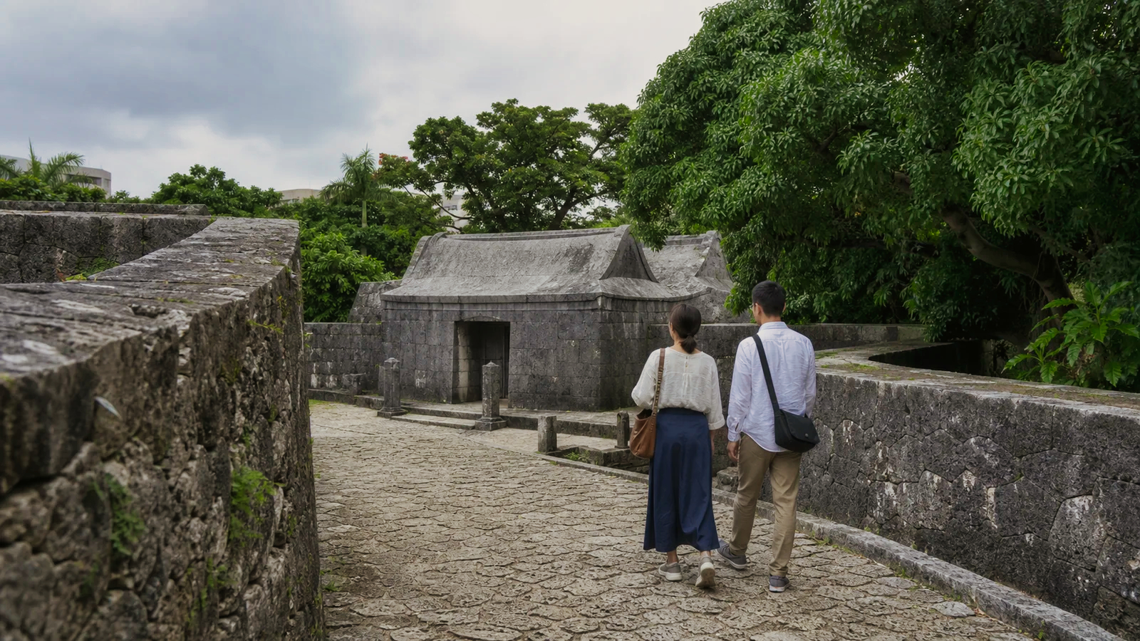 琉球石灰岩の陵墓を静かに見学する旅行者