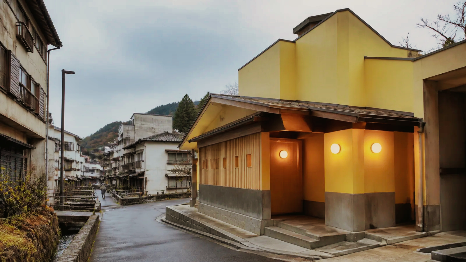 幾何学的な外観が印象的な鳴子温泉の公衆浴場を表した編集イメージ