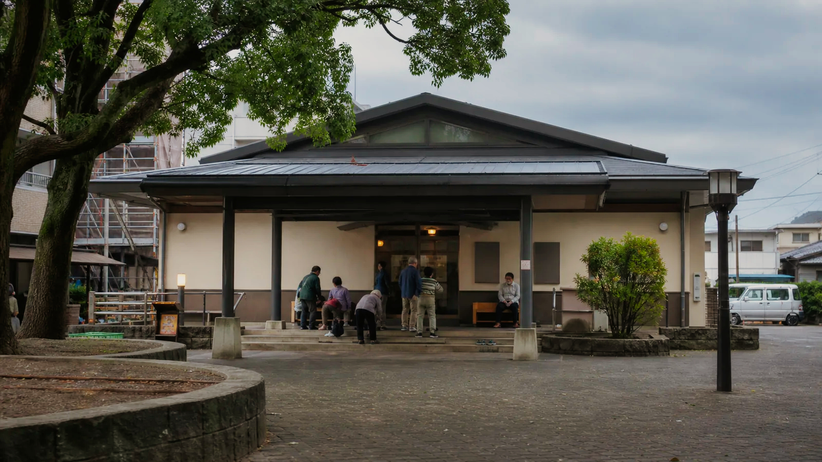 別府駅近くの共同浴場を思わせる入口へ向かう旅行者
